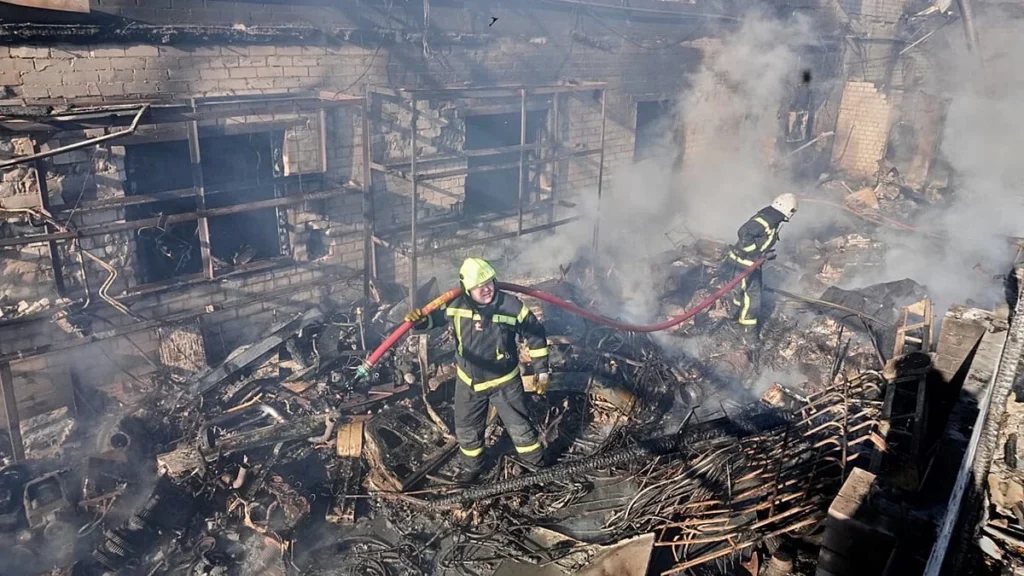 Orosz támadások öt ember áldozatát követelnek Kyivnél, békeküzdelem leáll