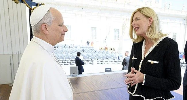Amerikában a pápamobil: segítő út a háború sújtotta gyerekekért