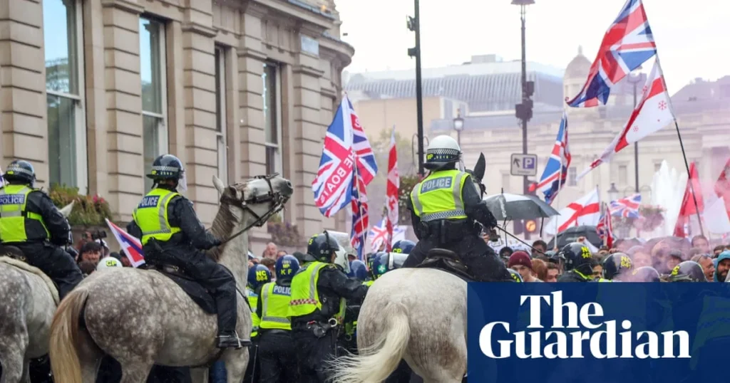 Jobboldali szélsőségeseket kitiltottak a brit Tommy Robinson