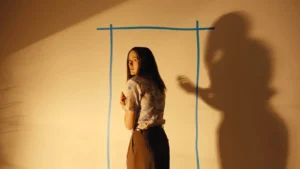 Backrooms: A24 legnagyobb sikerfilmjének bővített változata jön júliusban