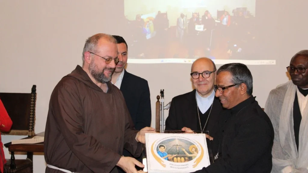 Ferences és Aquinas: A Szent Kereszt küldetése díjat kapott Ferences és Aquinas: A Szent Kereszt küldetése díjat kapott