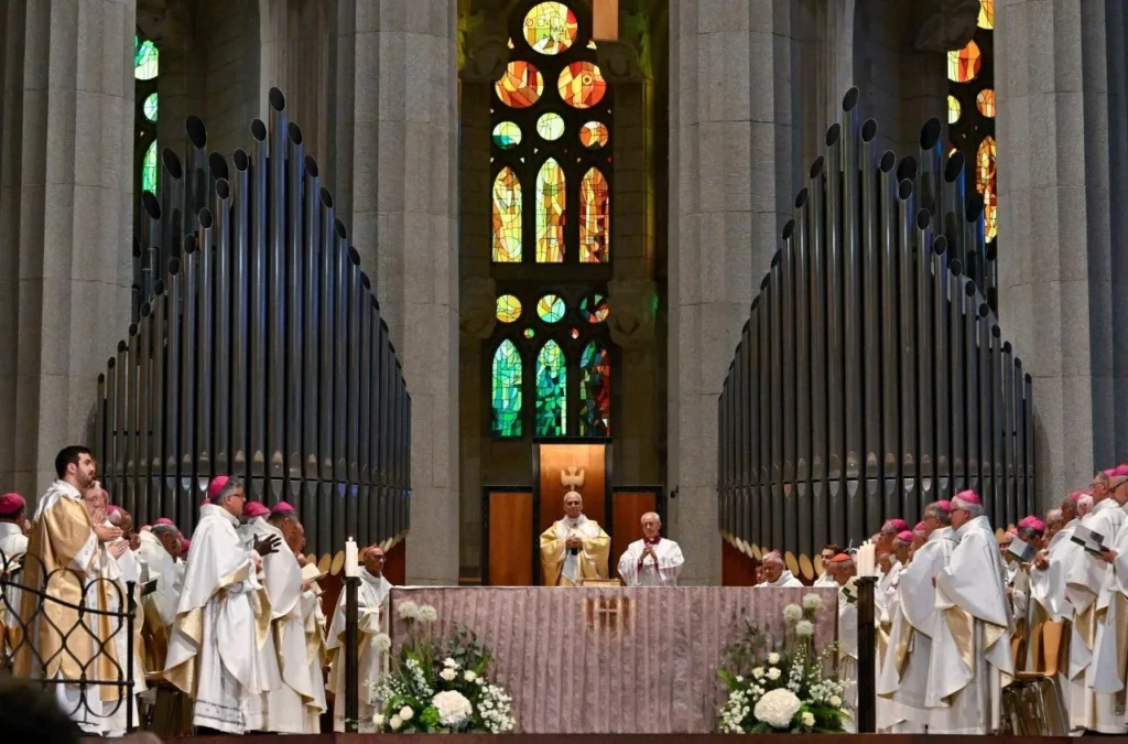 XVI. Benedek? Nem: Szentatya a Sagrada Famílián a békéért szól