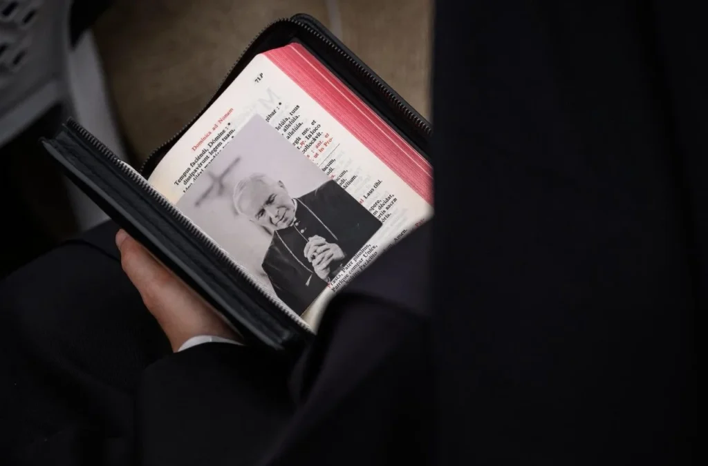 Pope’s final appeal to Society of Saint Pius X: Do not tear the seamless garment of Christ – Vatican News Pope’s final appeal to Society of Saint Pius X: Do not tear the seamless garment of Christ – Vatican News