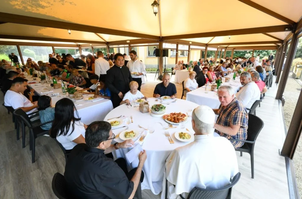 Ferenc pápa 200 római szegénnyel ebédel Castel Gandolfóban