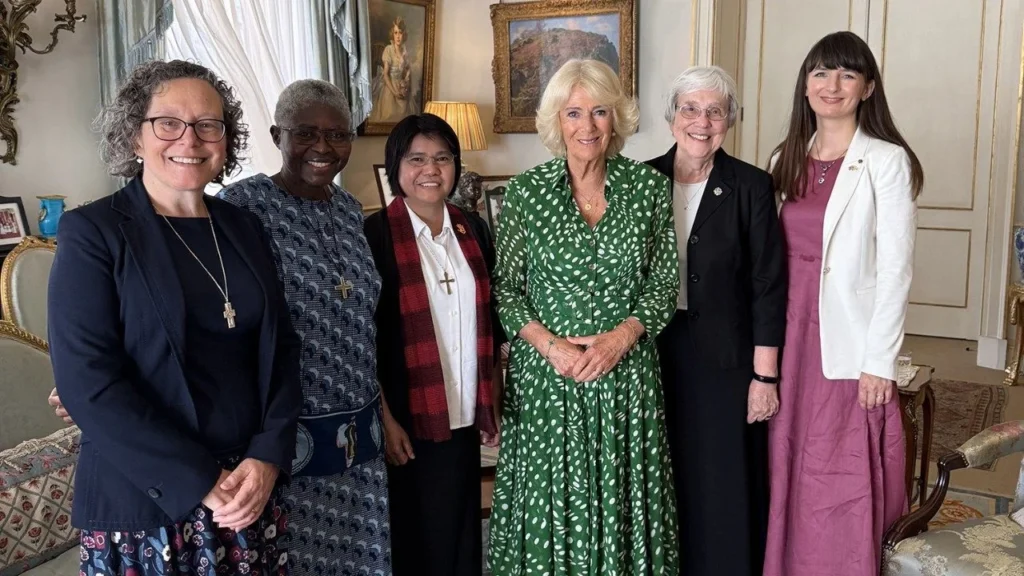 II. Károlyné Camilla meghatódva hallgatja a katolikus nővéreket II. Károlyné Camilla meghatódva hallgatja a katolikus nővéreket