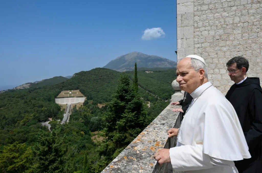 XIII. Leó imádkozik a békéért a Montecassino apátságnál XIII. Leó imádkozik a békéért a Montecassino apátságnál