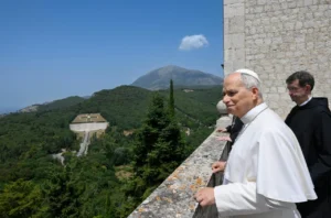 XIII. Leó imádkozik a békéért a Montecassino apátságnál