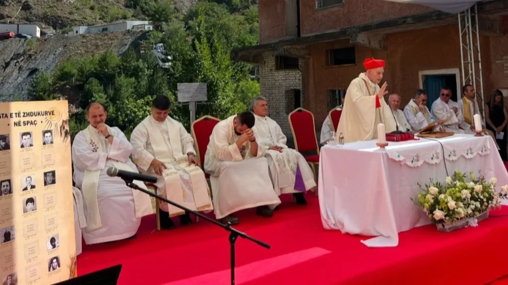 A pápa Simoni bíborosnak: Istentől a börtön sem választhat el minket