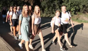 Nők ezrei tisztelegnek Mária előtt, generációkat összekötve