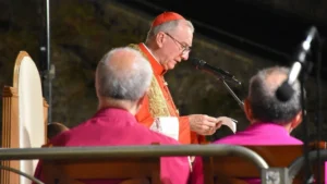 Parolin bíboros világszerte üldözött keresztényekért imádkozott