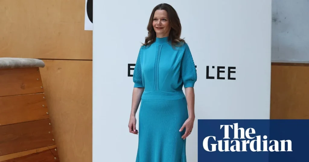 Victoria Starmer merész türkiz ruhában tűnt fel a divathéten