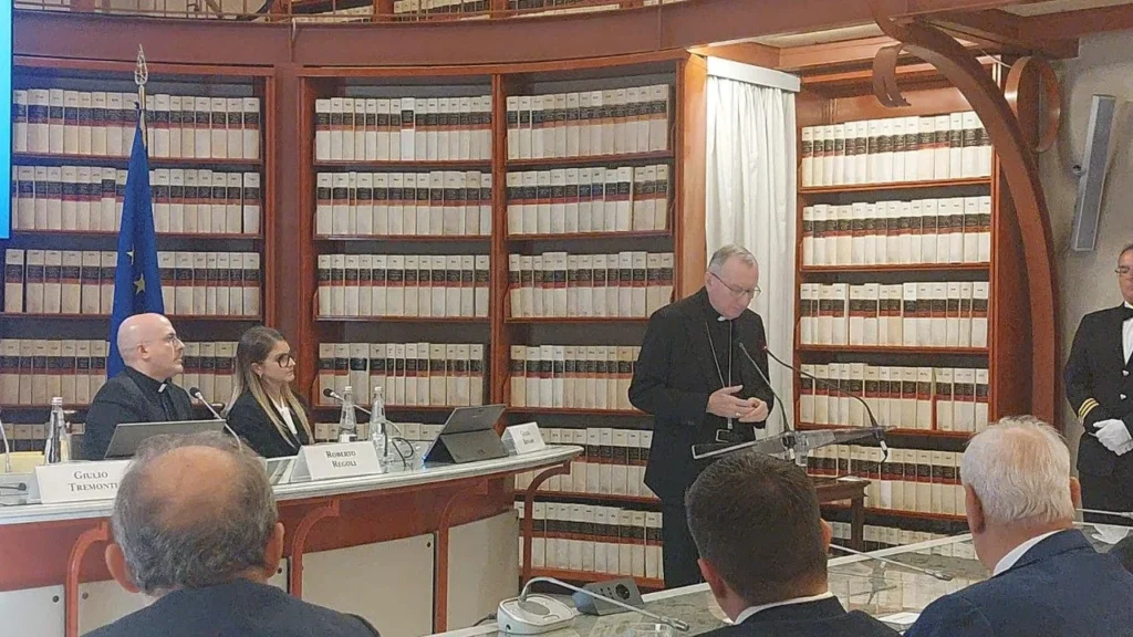 MI-szabályozás és békediplomácia: Parolin közös felelősségre int